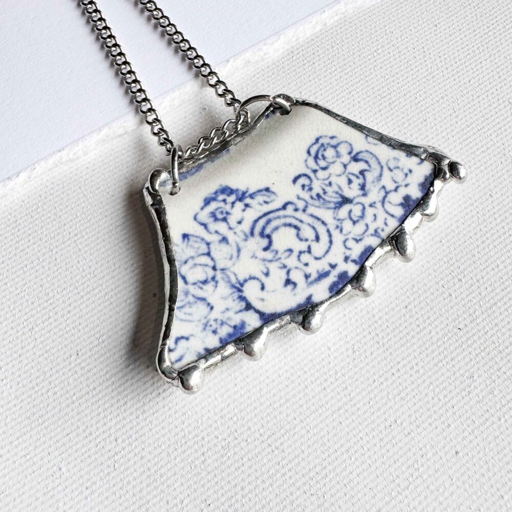 Handmade repurposed blue delft ceramic shard necklace - Picture 9 of 10